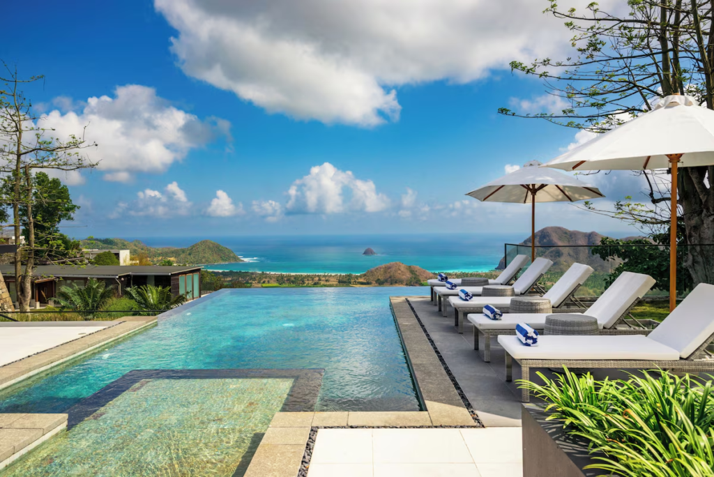 Selong Selo - Accomodation in Selong Belanak - swimming pool with a view on Selong Belanak Bay